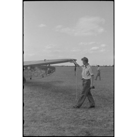 Le personnel du Sondergruppe du Luftlandegeschwader 1 sur l'aérodrome de Lézignan-Corbières.