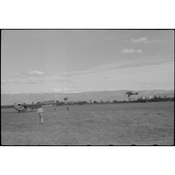 Sur l'aérodrome de Lézignan-Corbières, la préparation des avions du Sondergruppe du Luftlandegeschwader 1 .