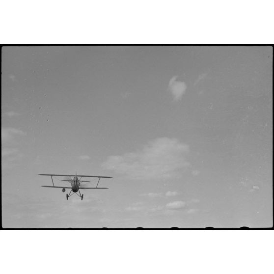 Un biplan Avia B.534 du Sondergruppe du Luftlandegeschwader 1 quitte le terrain de Lézignan-Corbières.