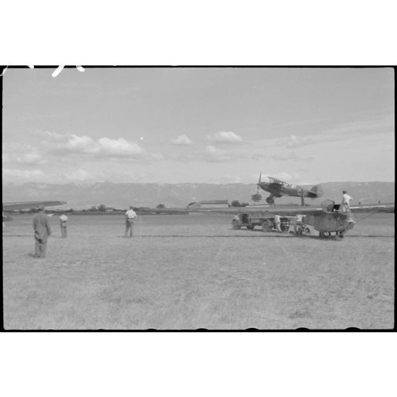 Préparatifs d'une mission aérienne au sein du Sondergruppe du Luftlandegeschwader 1 sur l'aérodrome de Lézignan-Corbières.