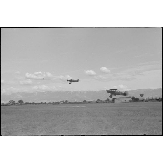 Deux biplans Avia B.534 du Sondergruppe du Luftlandegeschwader 1 se posent sur l'aérodrome de Lézignan-Corbières.