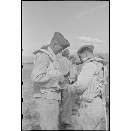 Sur l'aérodrome de Lézignan-Corbières, le personnel navigant du Luftlandegeschwader 1 (groupe aéroporté) se prépare pour un vol.