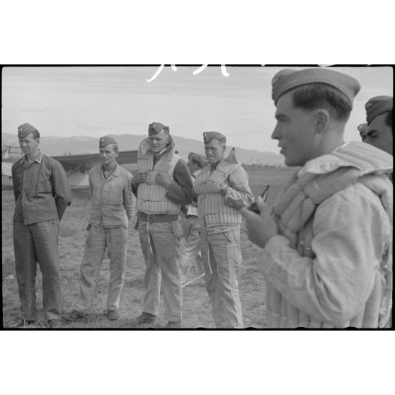 Sur l'aérodrome de Lézignan-Corbières, un briefing au sein du Sondergruppe du Luftlandegeschwader 1 (groupe aéroporté).