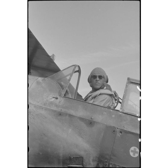 Sur l'aérodrome de Lézignan-Corbières, un pilote de biplan Avia B.534 évoluant au sein du Sondergruppe du Luftlandegeschwader 1 (groupe aéroporté).