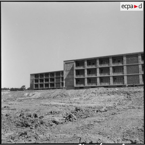 Vue du chantier et des bâtiments de l'état-major de l'armée de Terre de Ben Aknoun.