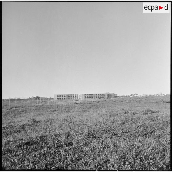 Vue du chantier et des bâtiments de l'état-major de l'armée de Terre de Ben Aknoun.