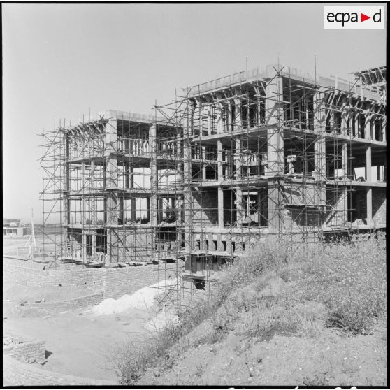 Vue du chantier et des bâtiments de l'état-major de l'armée de Terre de Ben Aknoun.