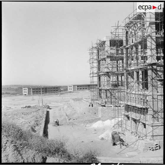 Vue du chantier et des bâtiments de l'état-major de l'armée de Terre de Ben Aknoun.