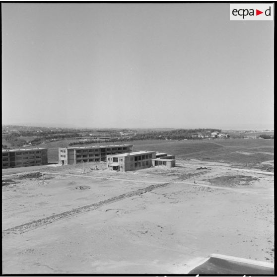 Vue du chantier et des bâtiments de l'état-major de l'armée de Terre de Ben Aknoun.