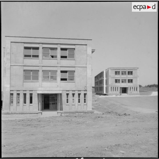 Vue du chantier et des bâtiments de l'état-major de l'armée de Terre de Ben Aknoun.