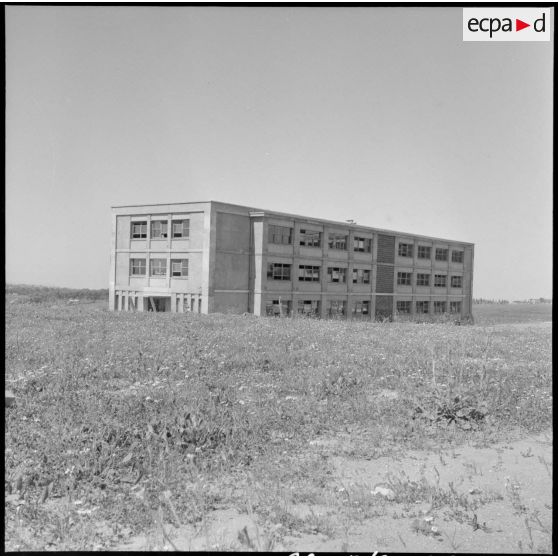 Vue du chantier et des bâtiments de l'état-major de l'armée de Terre de Ben Aknoun.