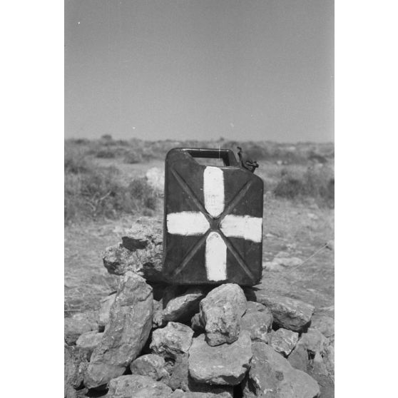 Un jerrycan de 20 litres réservé au transport et au conditionnement de l'eau potable.