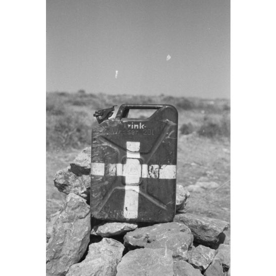 Un jerrycan de 20 litres réservé au transport et au conditionnement de l'eau potable.