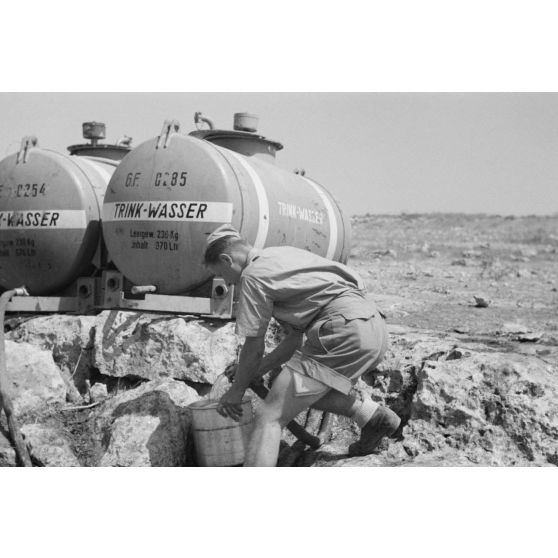 Approvisionnement en eau potable à une citerne allemande.