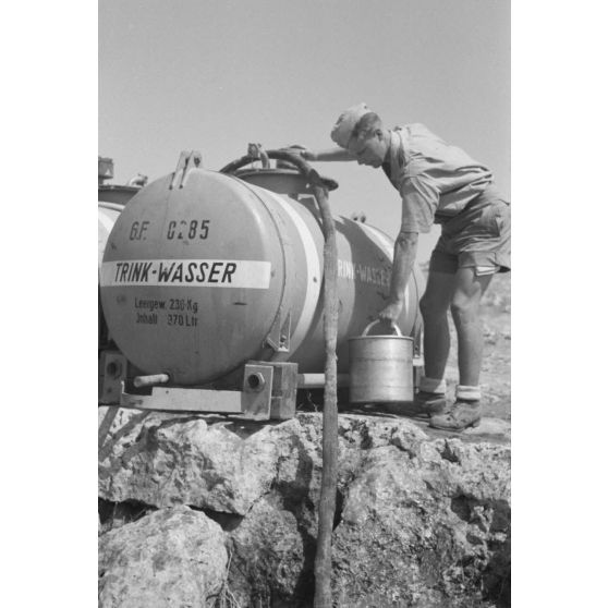 Approvisionnement en eau potable à une citerne allemande.