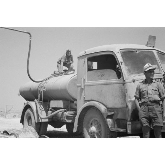 En Cyrénaïque, à un point d'eau, un camion citerne italien permet aux troupes allemandes le transport d'eau potable.