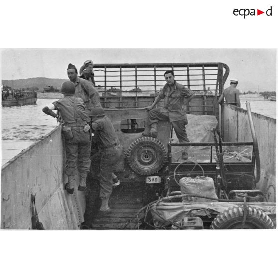 Débarquement des unités de l'Armée B par chaland LCM à la plage du Foux.