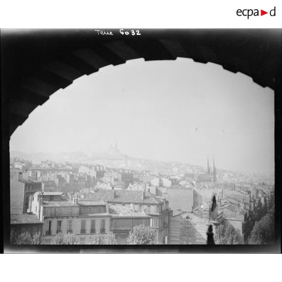 Vue générale de Marseille pendant les combats.