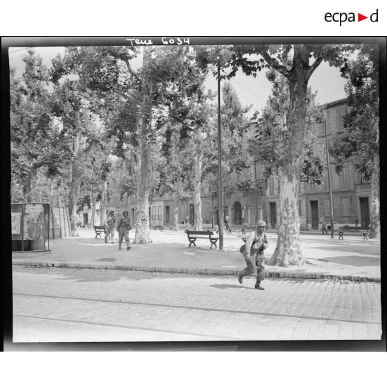 Des tirailleurs investissent les rues de Marseille.