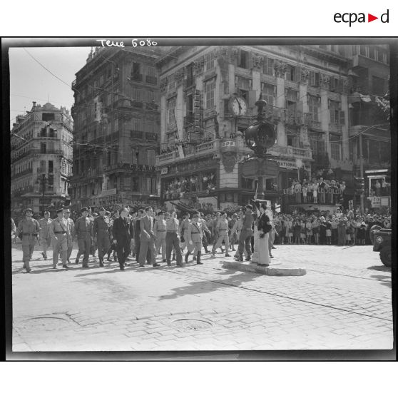 André Diethelm et le général de Lattre de Tassigny vont passer les troupes en revue.