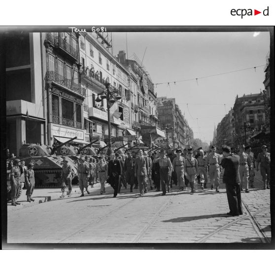 Cérémonie militaire dans Marseille libérée, les autorités civiles et militaires passent les troupes motorisées en revue.