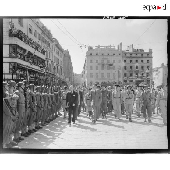 Revue des troupes après la libération de Marseille.