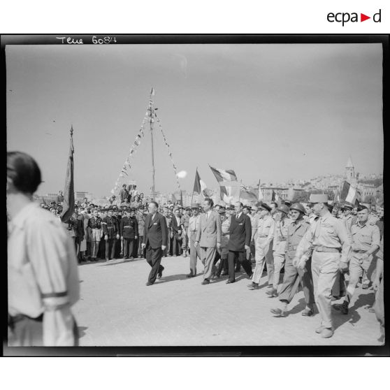 Revue des troupes après la libération de Marseille.