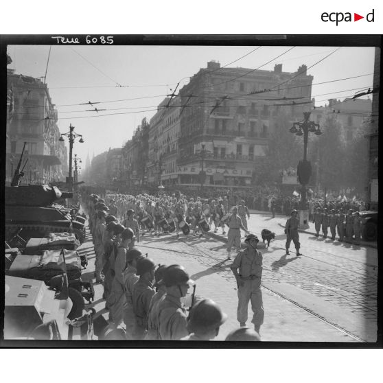 Défilé des troupes à pied sur la Canebière à l'issue de la cérémonie célébrant la libération de Marseille : la nouba du 3e régiment de tirailleurs algériens (3e RTA) de la 3e division d'infanterie algérienne (3e DIA).