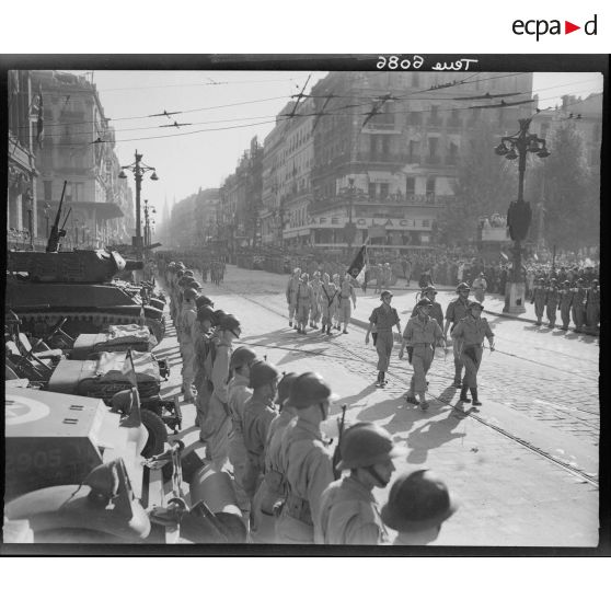 Défilé du drapeau après la libération de Marseille.