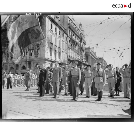 Les autorités civiles et militaires saluent les drapeaux des unités qui ont libéré Marseille et qui défilent dans la ville lors d'une cérémonie.