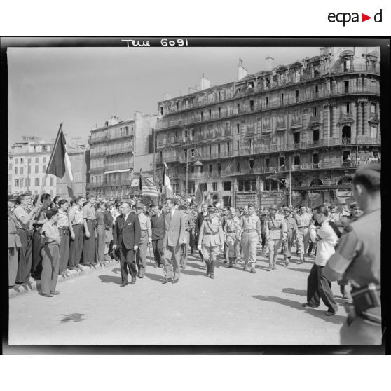 Les personnalités, dont André Diethelm, continuent la revue.