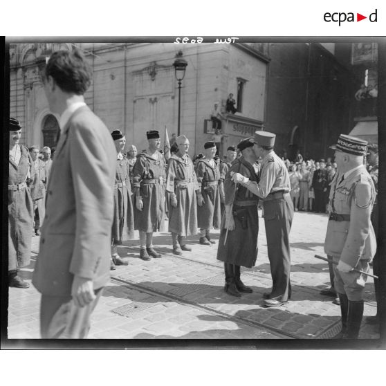 Le général de Lattre deTassigny félicite le général et les tabors ayant libéré Marseille.