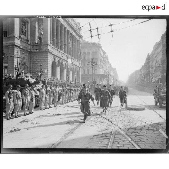 Le général de brigade Augustin Guillaume, commandant les groupements de tabors marocains, défile à leur tête sur la Canebière lors d'une cérémonie dans Marseille libérée.