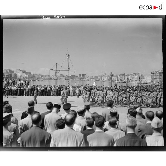 Défilé des tirailleurs après la libération de Marseille.