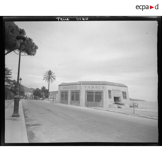 Un blockhaus camouflé en kiosque à journaux à Nice.