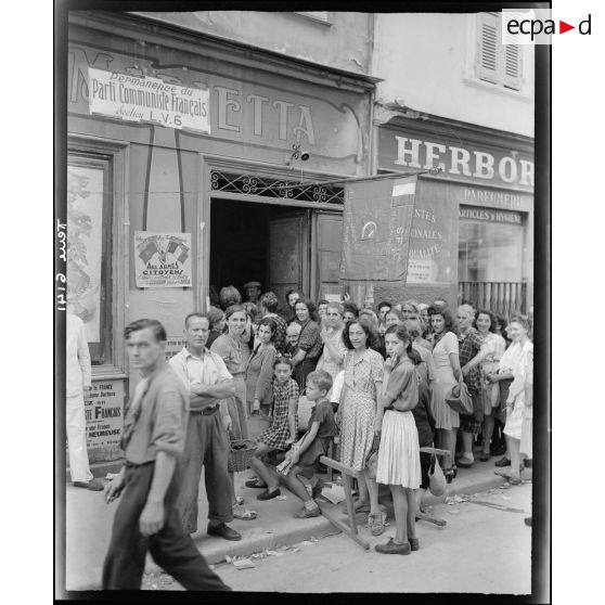 Des Niçois se rendent à la permanence du parti communiste français sorti de la clandestinité.