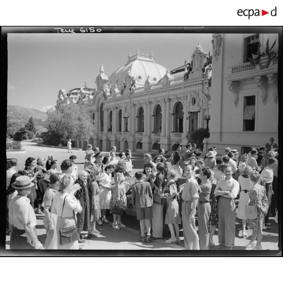 La foule acclame les opérateurs du service cinématographique de l'Armée (SCA) à Monte-Carlo.