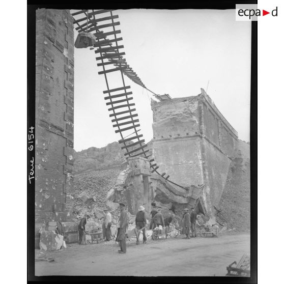 Les deux piliers Est du viaduc d'Anthéor et la voie ferrée détruits par des bombardements aériens.