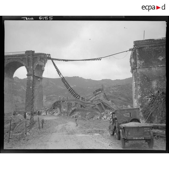 Les deux piliers Est du viaduc d'Anthéor et la voie ferrée détruits par des bombardements aériens.