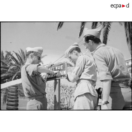 Des soldats français déboulonnent une plaque de rue au nom du maréchal Pétain à Sainte-Maxime.