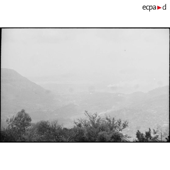 Vue du massif dominant Toulon sous le feu des bombardements alliés sur les positions allemandes.