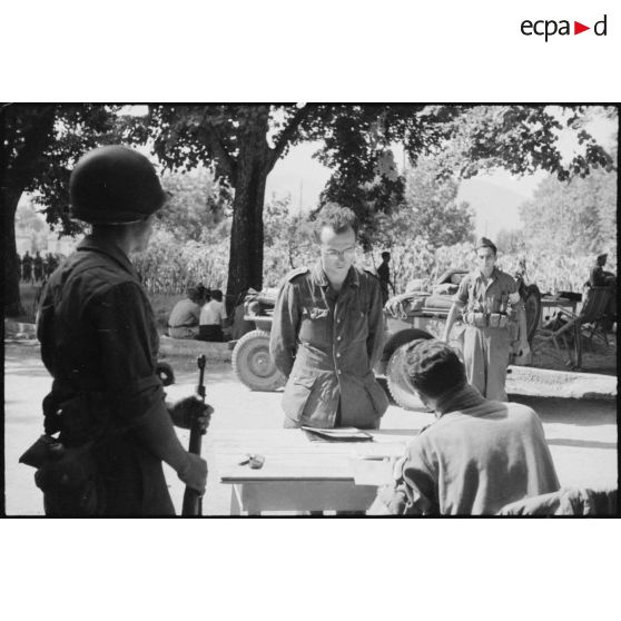 Prisonnier de guerre allemand interrogé au QG du général d'armée Jean de Lattre de Tassigny à Gémenos.