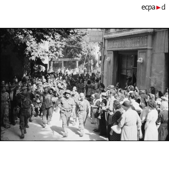 Prisonniers de guerre allemands à Gémenos encadrés par les tirailleurs du 7e RTA (régiment de tirailleurs algériens), sous les yeux de la population libérée.