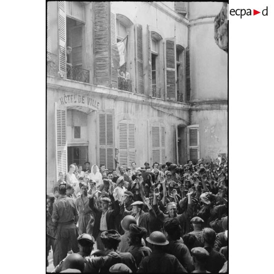 Prisonniers de guerre allemands à Gémenos encadrés par les tirailleurs du 7e RTA (régiment de tirailleurs algériens), sous les yeux de la population libérée.