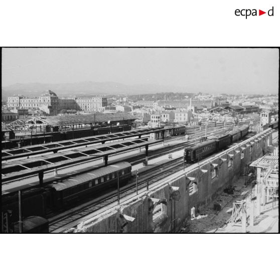 Un aspect de la gare Saint Charles de Marseille, en partie détruite lors des tirs de l'artillerie allemande repliée dans le port et les forts alentours.