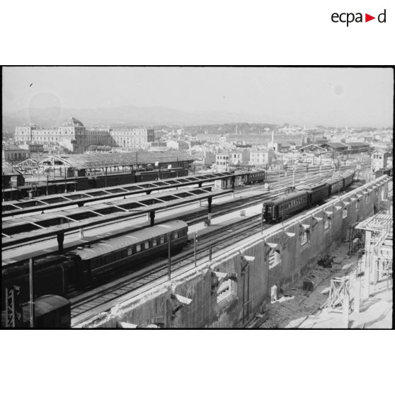 Un aspect de la gare Saint Charles de Marseille, en partie détruite lors des tirs de l'artillerie allemande repliée dans le port et les forts alentours.