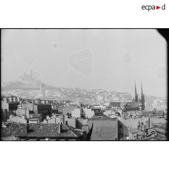 Vue de Marseille pendant les tirs de l'artillerie allemande repliée dans le port et les forts alentours et la riposte des troupes de la 3e DIA.