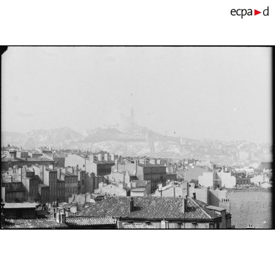 Vue de Marseille pendant les tirs de l'artillerie allemande repliée dans le port et les forts alentours et la riposte des troupes de la 3e DIA.