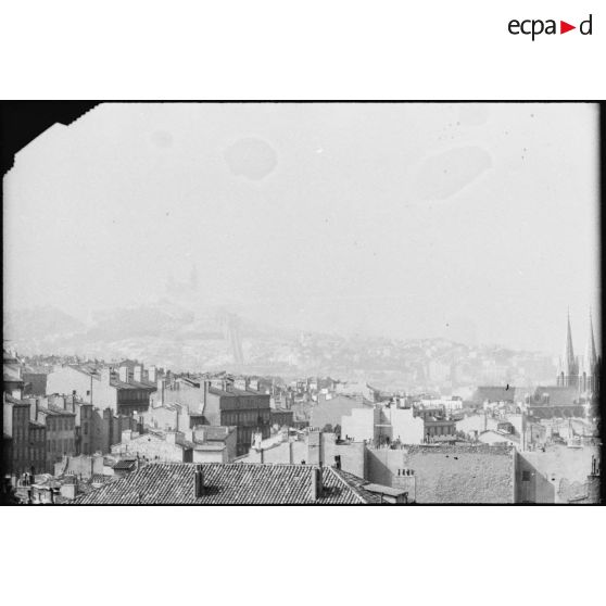 Vue de Marseille pendant les tirs de l'artillerie allemande repliée dans le port et les forts alentours et la riposte des troupes de la 3e DIA.