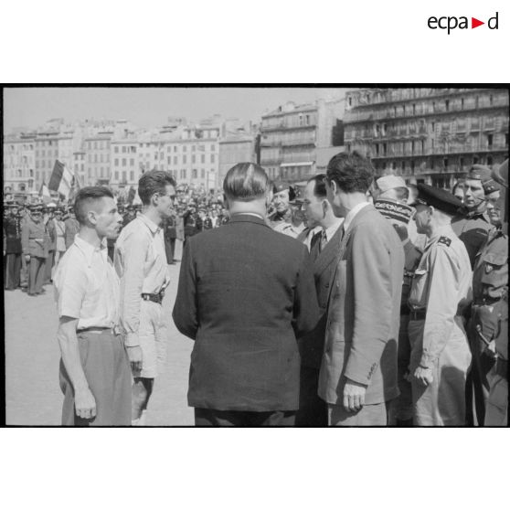 André Diethelm et le général de Lattre de Tassigny et des FFI lors de la cérémonie célébrant la libération de la ville le 29 août 1944.